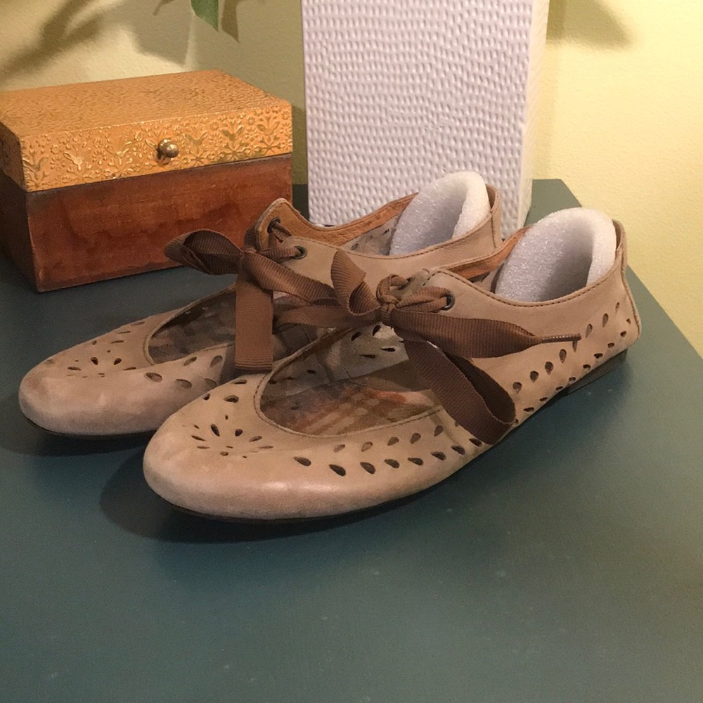 Born Laser cut tie flats